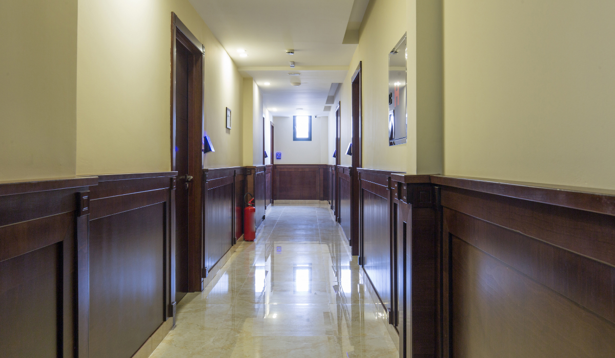 Ez a szállodák titkos trükkje – ha így csinálod, hetekig nem rakódik le a por a lakásban