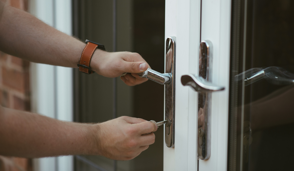 Nyaralni mész, de félted az értékeid? Tégy egy poharat a kilincsre, majd rá egy másikat, már kész is a saját riasztód!