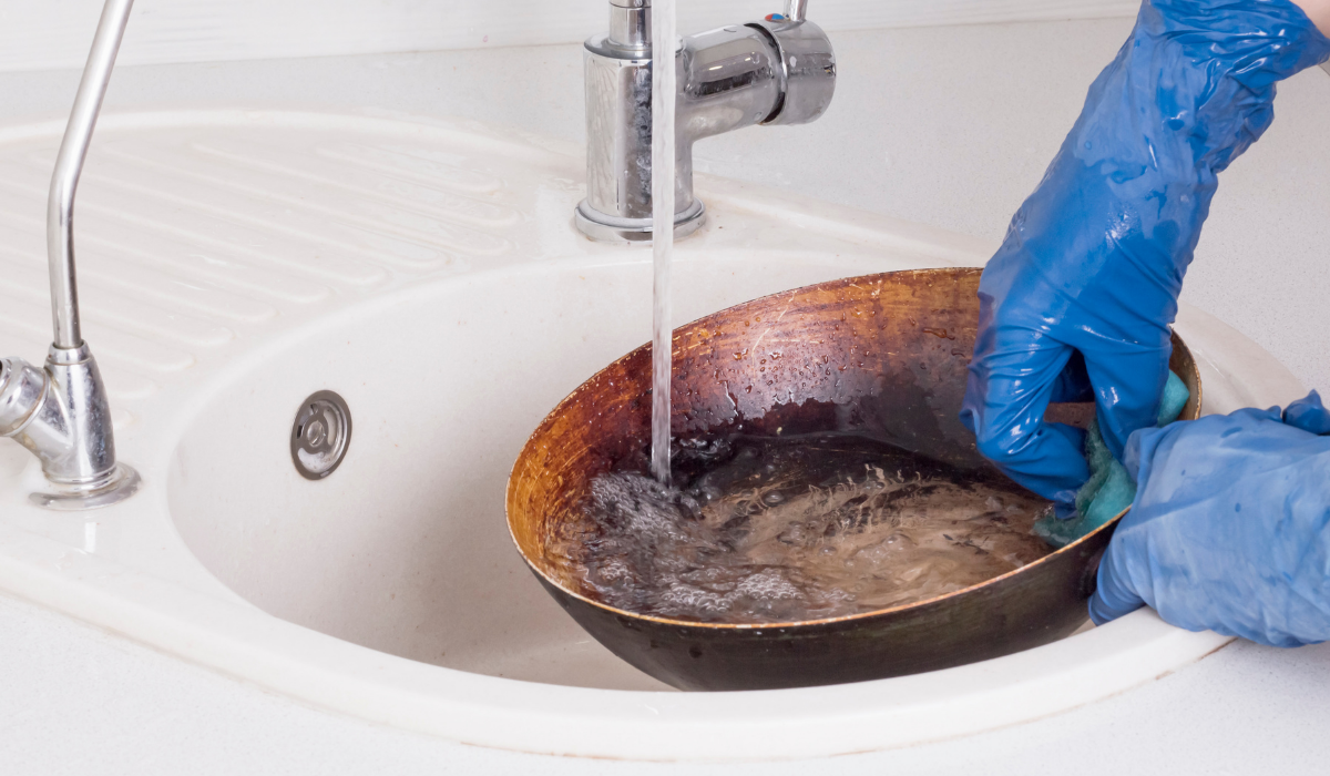 Már lemondtam a ráégett zsíros serpenyőről, amikor a szomszédom azt mondta, próbáljam ki a titkos módszerét!