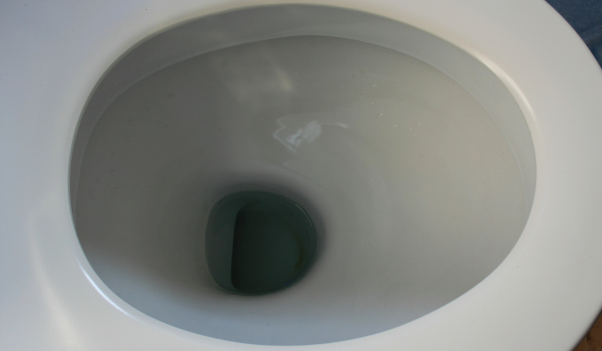 Így tüntetheted el pillanatok alatt a wc aljára letapadt kemény, sötét színű vízkövet!