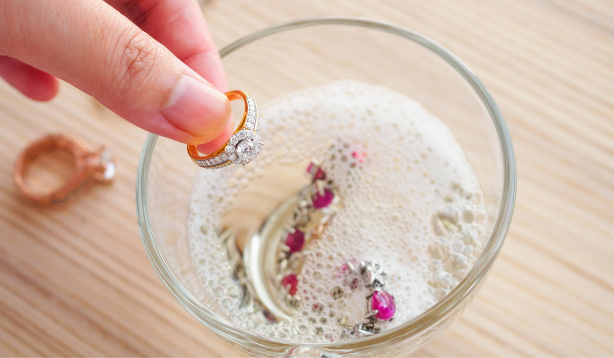 Még a nagyim tanította ezt a módszert, azóta csak így tisztítom az ékszereimet, és mindig gyönyörűen ragyognak